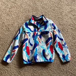 Patagonia women’s lightweight patterned synchilla pullover in feather dance